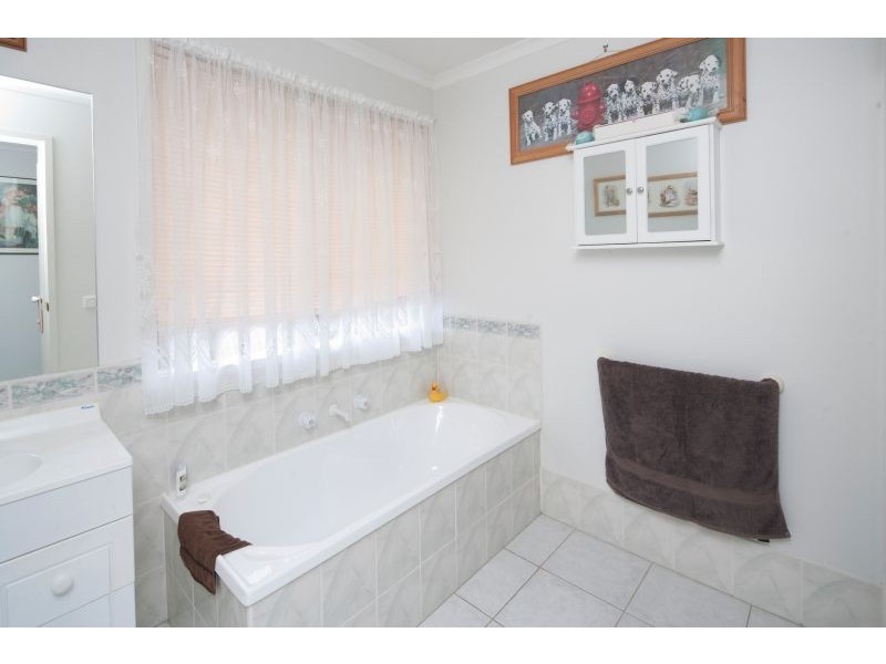 80 Lake View Drive, Narre Warren South VIC 3805