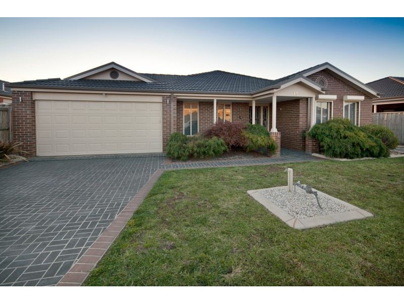 13 Bronson Circuit, Cranbourne North VIC 3977