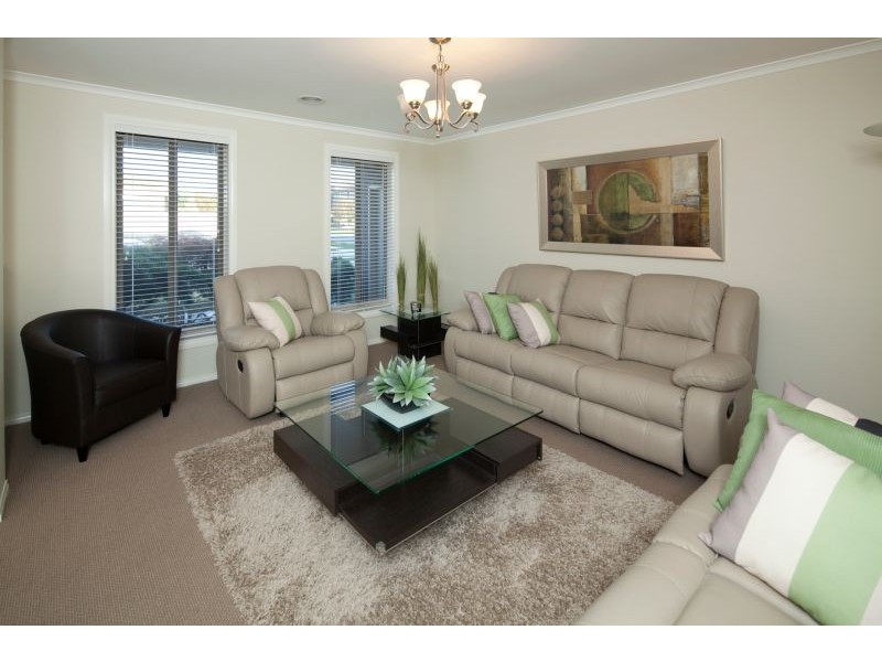 13 Bronson Circuit, Cranbourne North VIC 3977