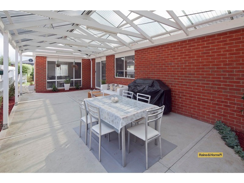 25 Glenaire Crescent, Cranbourne West VIC 3977