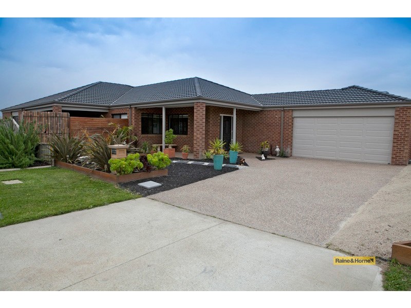 15 Bronson Circuit, Cranbourne North VIC 3977