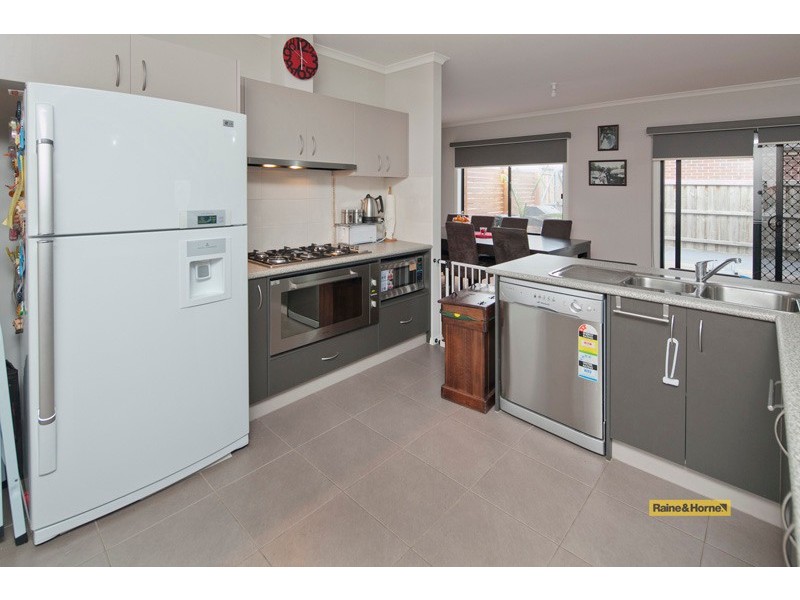 15 Bronson Circuit, Cranbourne North VIC 3977