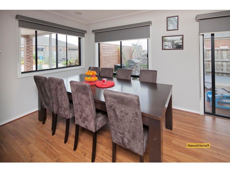 15 Bronson Circuit, Cranbourne North VIC 3977