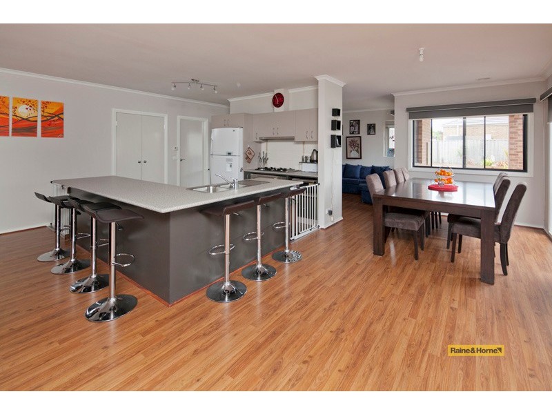 15 Bronson Circuit, Cranbourne North VIC 3977