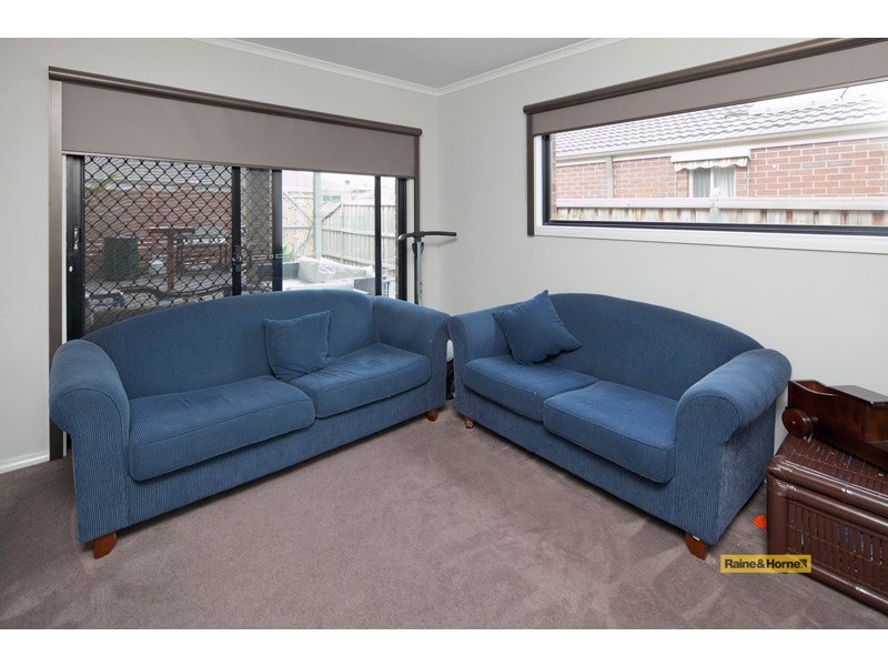 15 Bronson Circuit, Cranbourne North VIC 3977