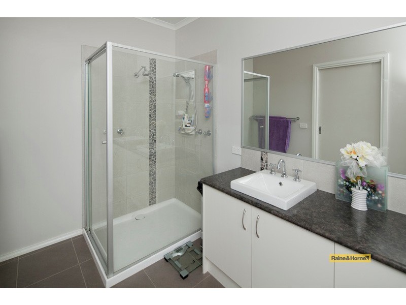 15 Bronson Circuit, Cranbourne North VIC 3977