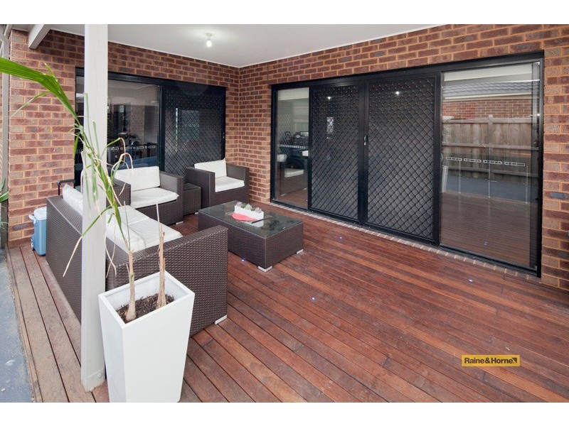 15 Bronson Circuit, Cranbourne North VIC 3977