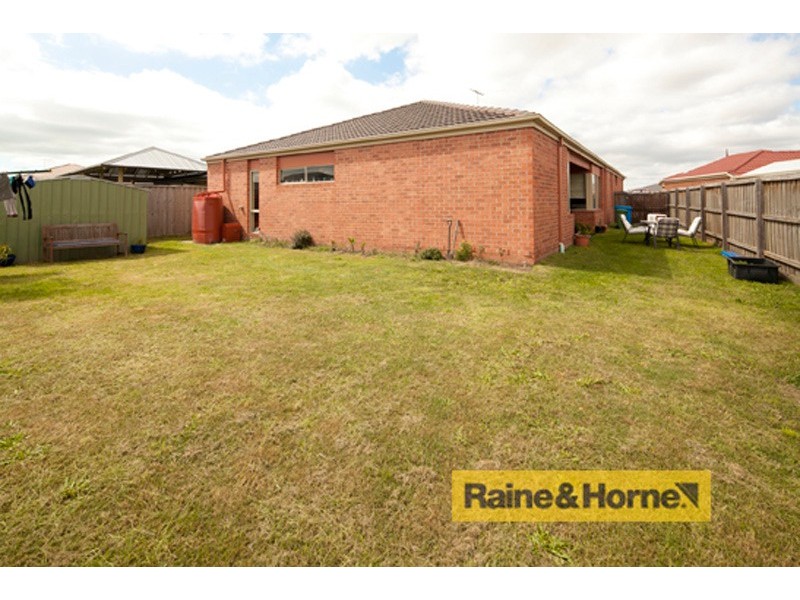 17 Honey Myrtle Way, Cranbourne VIC 3977