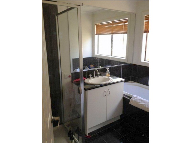 8 Ivory Drive, Pakenham VIC 3810