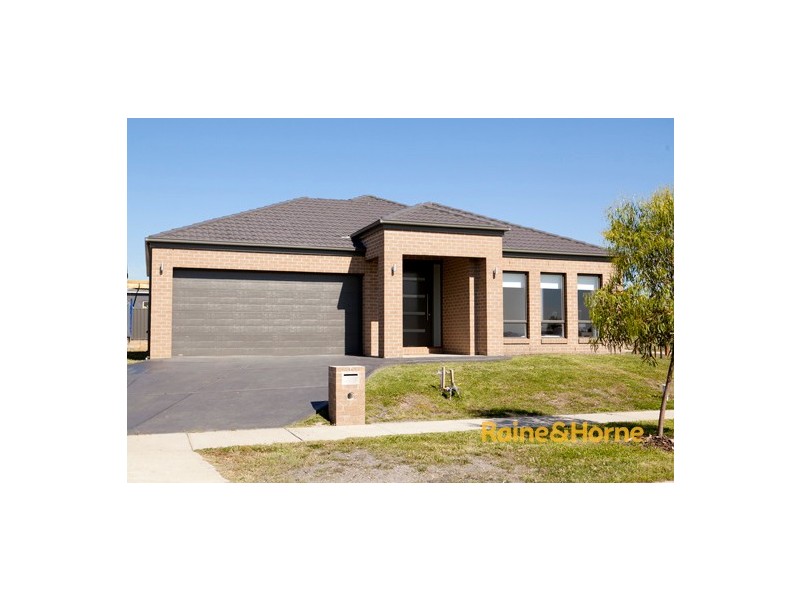 14 Perry Circuit, Cranbourne North VIC 3977