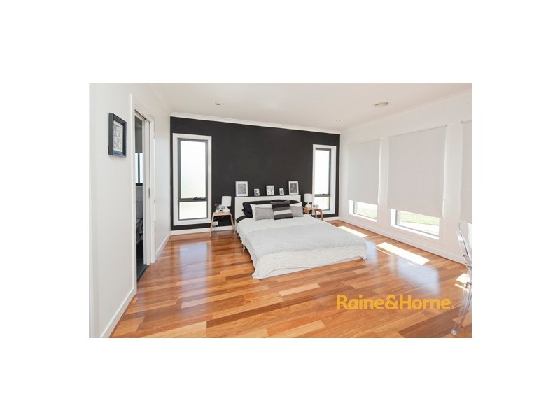 14 Perry Circuit, Cranbourne North VIC 3977