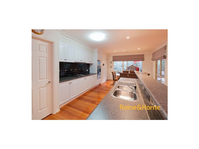 8 St Ives Drive, Narre Warren South VIC 3805