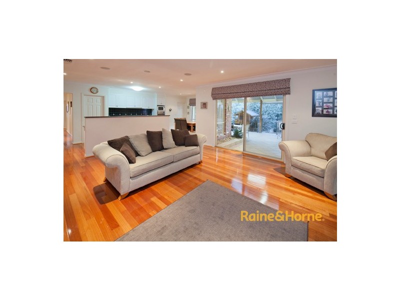 8 St Ives Drive, Narre Warren South VIC 3805