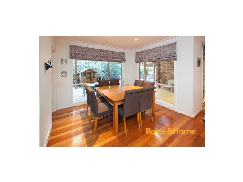 8 St Ives Drive, Narre Warren South VIC 3805