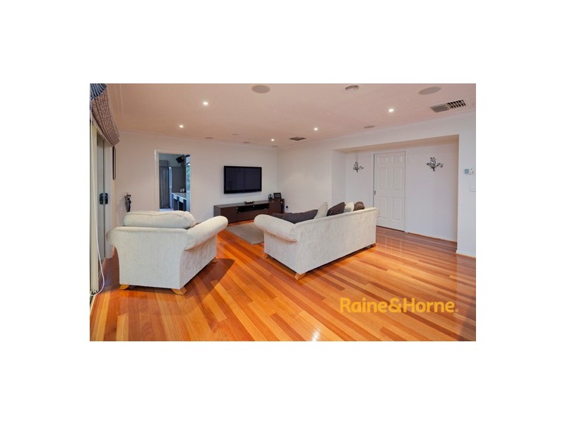 8 St Ives Drive, Narre Warren South VIC 3805