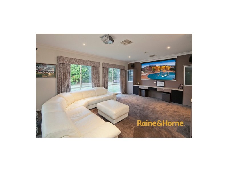 8 St Ives Drive, Narre Warren South VIC 3805