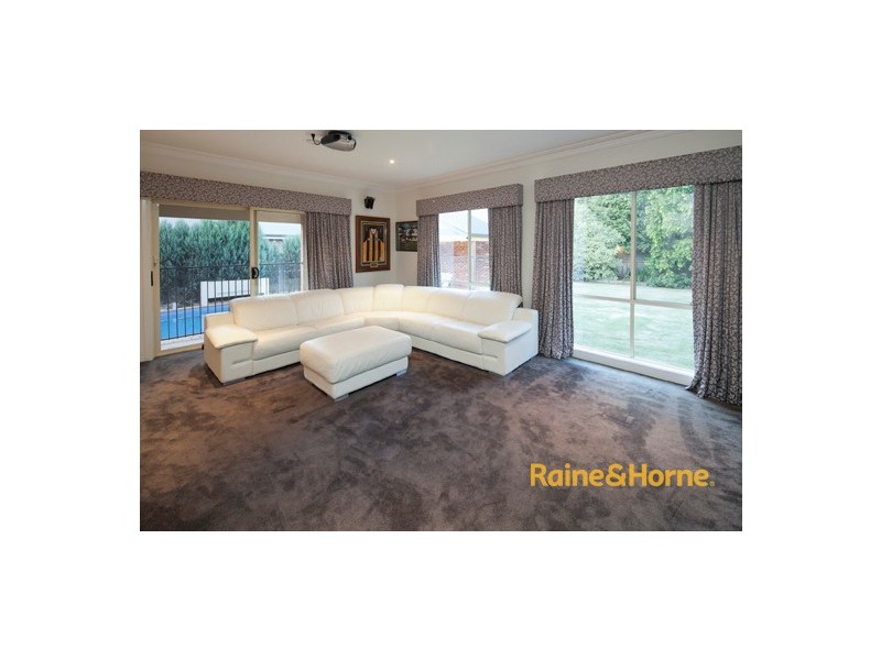 8 St Ives Drive, Narre Warren South VIC 3805