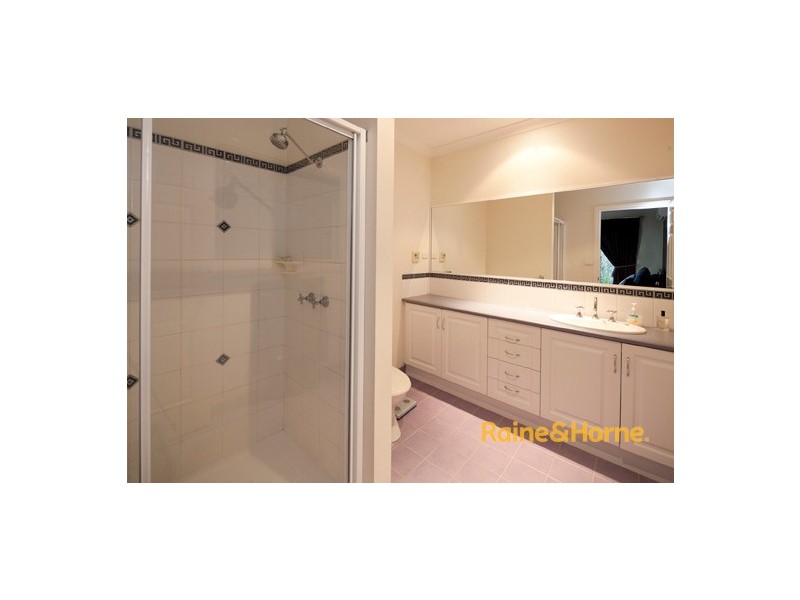 8 St Ives Drive, Narre Warren South VIC 3805