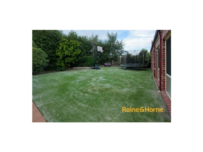 8 St Ives Drive, Narre Warren South VIC 3805