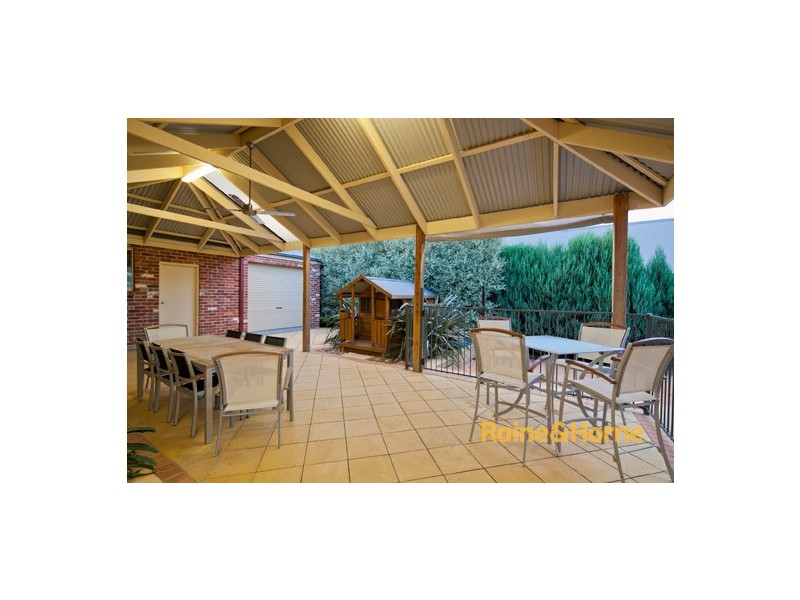 8 St Ives Drive, Narre Warren South VIC 3805