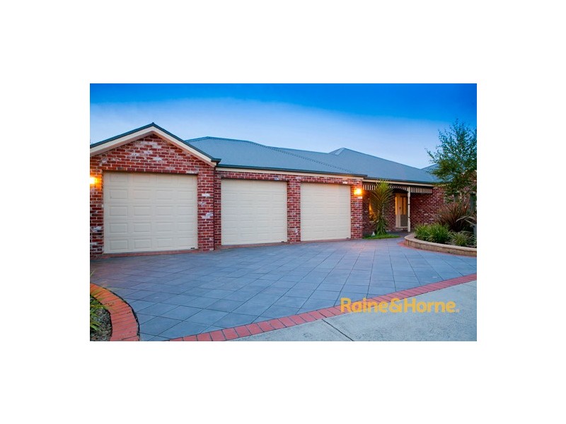 8 St Ives Drive, Narre Warren South VIC 3805