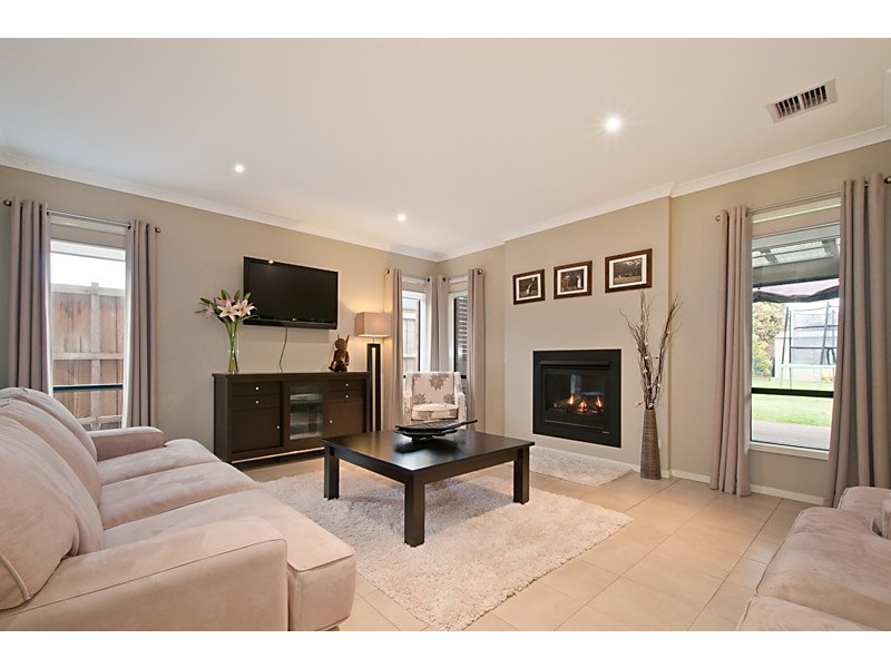 16 Bronson Cct, Cranbourne North VIC 3977