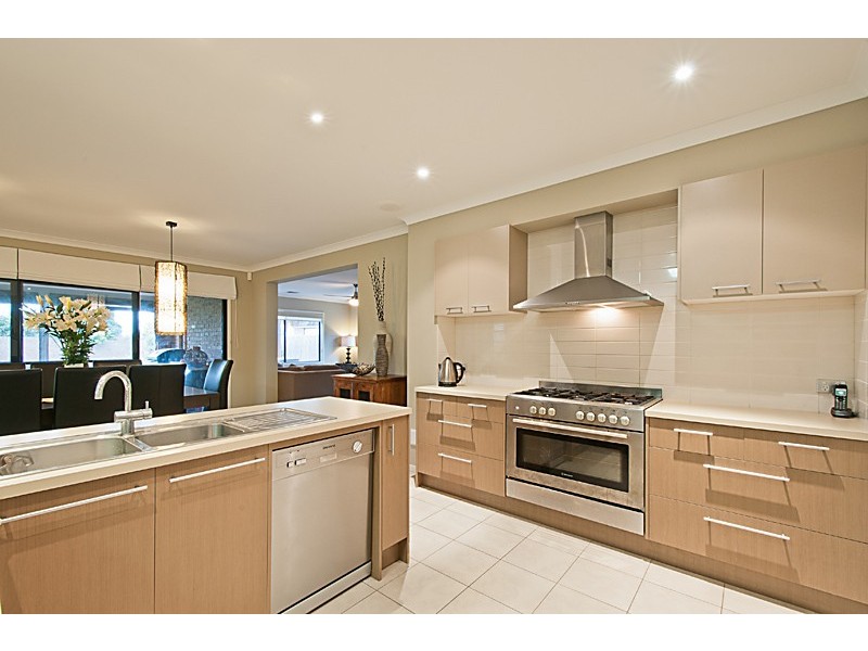 16 Bronson Cct, Cranbourne North VIC 3977