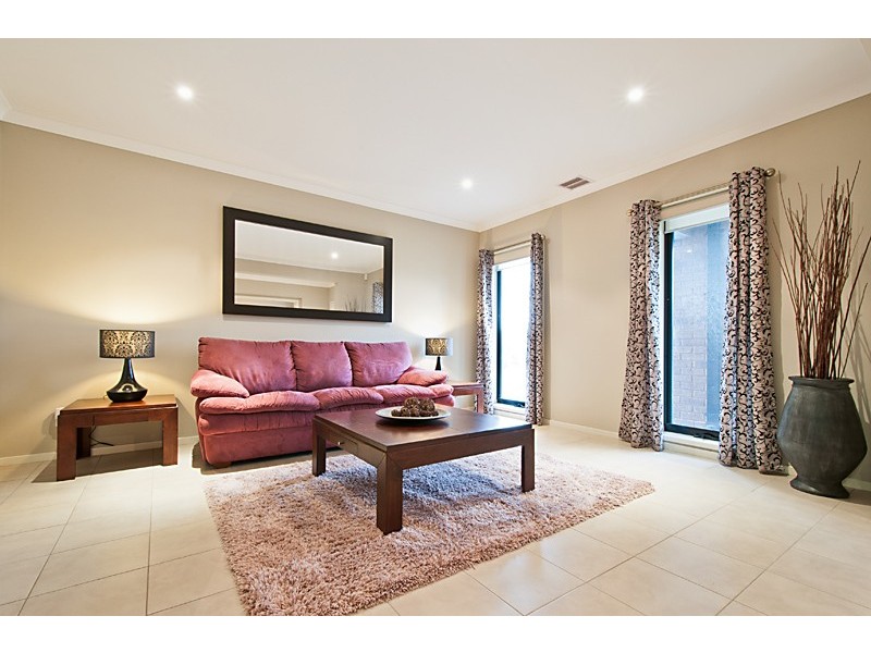 16 Bronson Cct, Cranbourne North VIC 3977