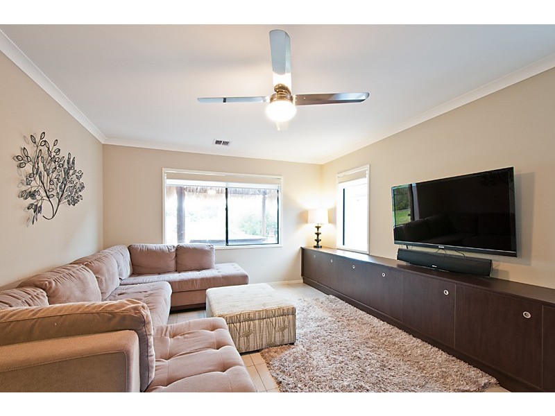 16 Bronson Cct, Cranbourne North VIC 3977