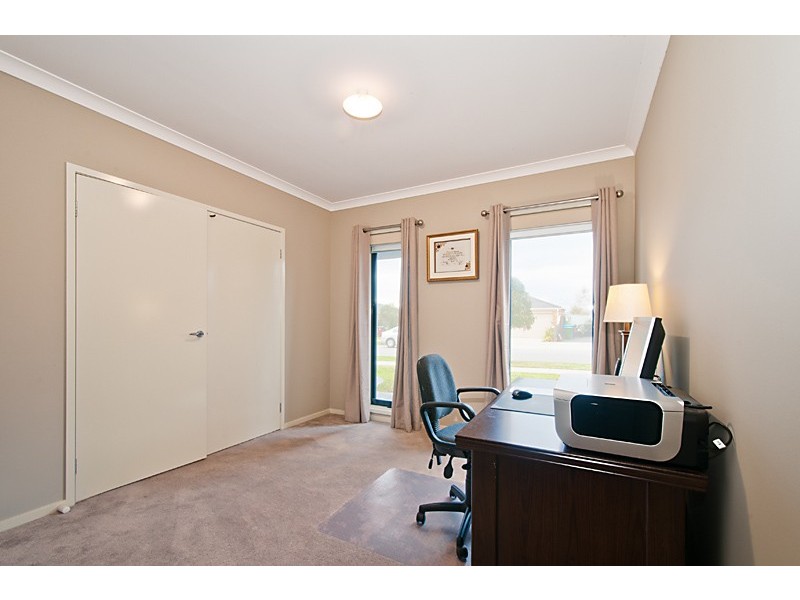 16 Bronson Cct, Cranbourne North VIC 3977