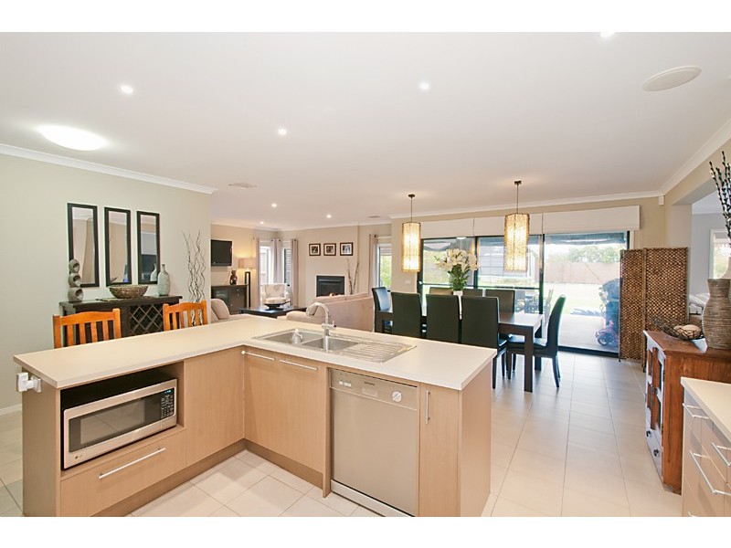 16 Bronson Cct, Cranbourne North VIC 3977