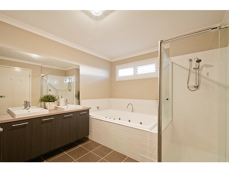 16 Bronson Cct, Cranbourne North VIC 3977