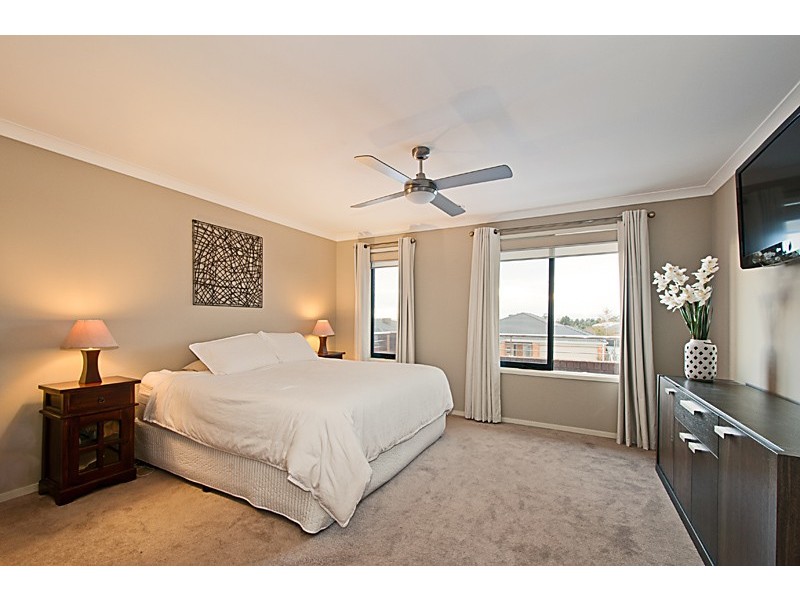 16 Bronson Cct, Cranbourne North VIC 3977