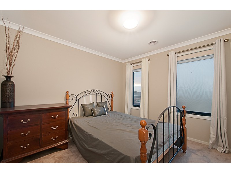 16 Bronson Cct, Cranbourne North VIC 3977