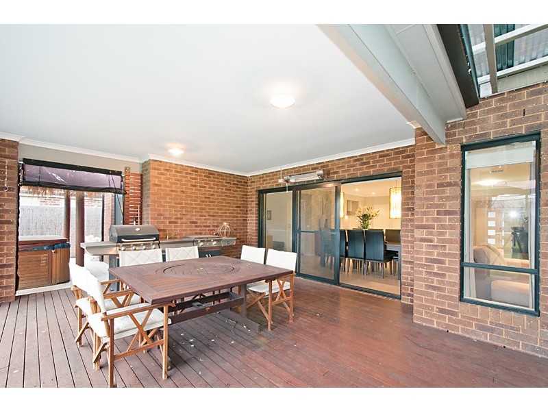 16 Bronson Cct, Cranbourne North VIC 3977