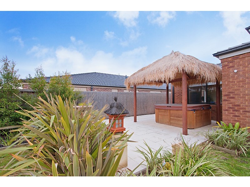 16 Bronson Cct, Cranbourne North VIC 3977