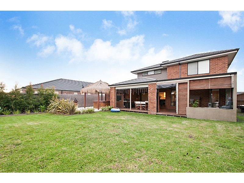 16 Bronson Cct, Cranbourne North VIC 3977