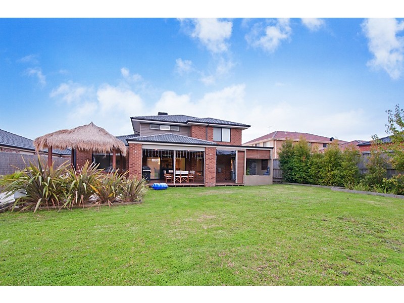 16 Bronson Cct, Cranbourne North VIC 3977