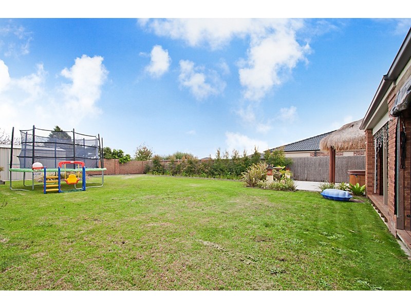 16 Bronson Cct, Cranbourne North VIC 3977