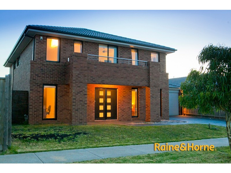 16 Bronson Cct, Cranbourne North VIC 3977