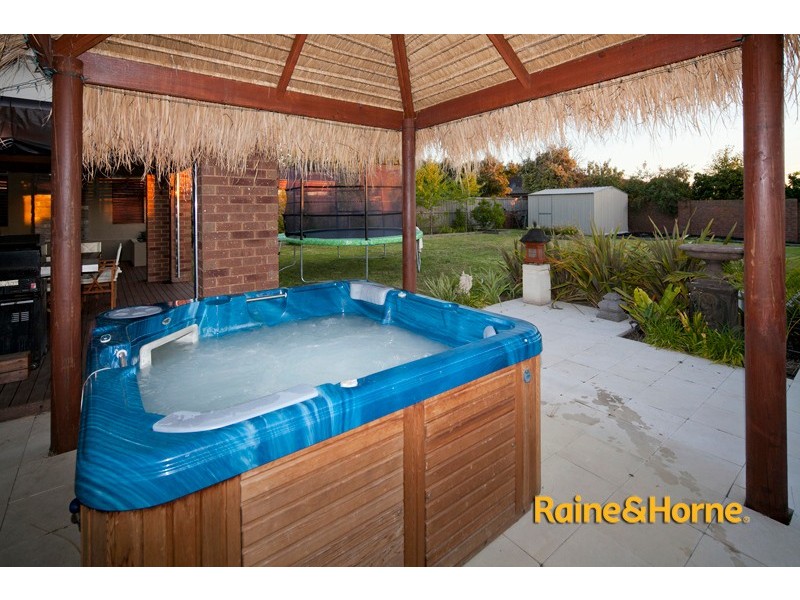 16 Bronson Cct, Cranbourne North VIC 3977