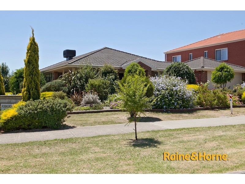 2 Robinswood Parade, Narre Warren South VIC 3805