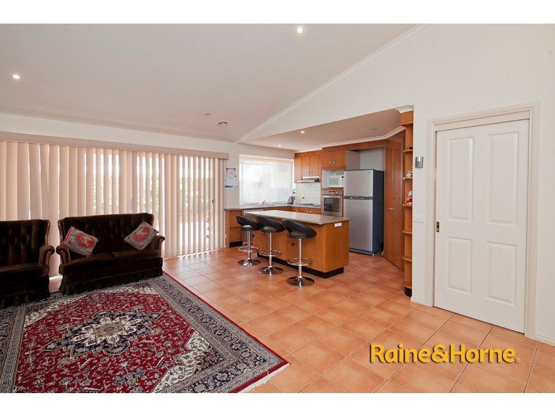 2 Robinswood Parade, Narre Warren South VIC 3805