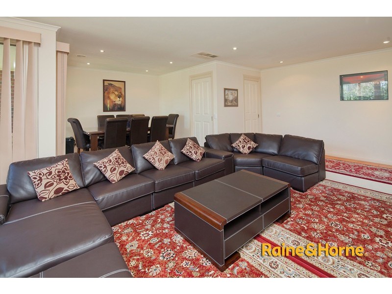 2 Robinswood Parade, Narre Warren South VIC 3805