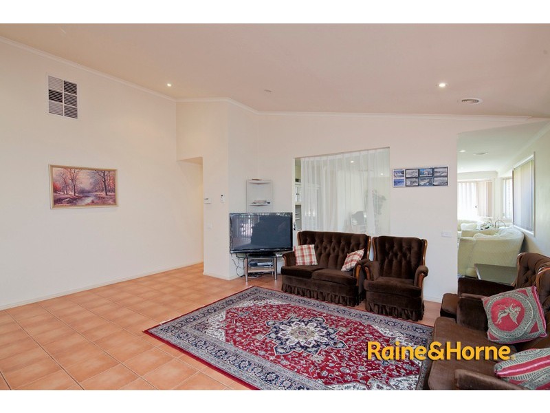 2 Robinswood Parade, Narre Warren South VIC 3805