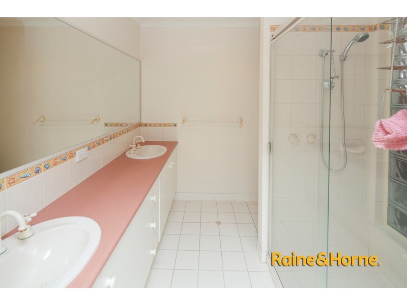 2 Robinswood Parade, Narre Warren South VIC 3805