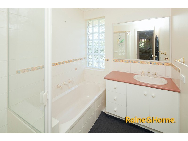 2 Robinswood Parade, Narre Warren South VIC 3805