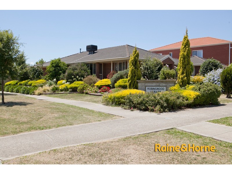 2 Robinswood Parade, Narre Warren South VIC 3805