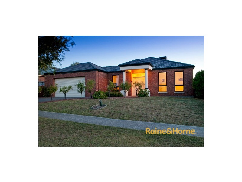 13 St Ives Drive, Narre Warren South VIC 3805