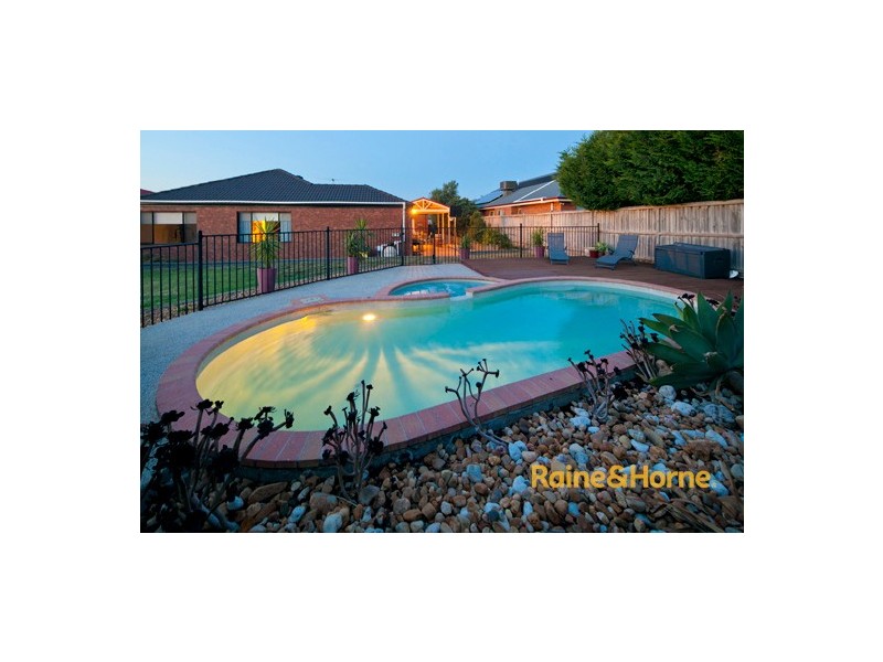 13 St Ives Drive, Narre Warren South VIC 3805